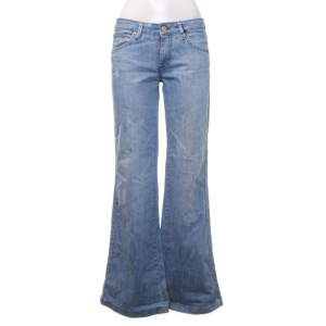 Så snygga lågmidjade jeans i storlek M! Sitter så snyggt men är små på mig tyvärr, skulle säga 36/38 skulle de passa bäst. Jag är 160, lite långa. Köpte på Sellpy för 400