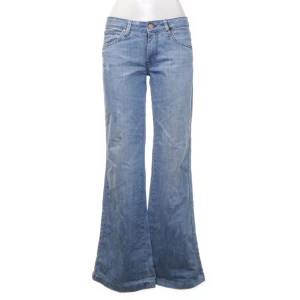 Lågmidjade jeans - Så snygga lågmidjade jeans i storlek M! Sitter så snyggt men är små på mig tyvärr, skulle säga 36/38 skulle de passa bäst. Jag är 160, lite långa. Köpte på Sellpy för 400