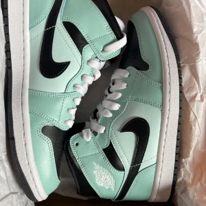Air Jordan 1 mid “aqua blue tint” - Detta är ett par skor som jag vunnit på en tävling på Instagram men som var lite små för mig därför säljer jag dessa fina skor. Aldrig använda. Skorna är från en hemsida på instagram som heter pardonmykicksdotse. Skriv för intresse!