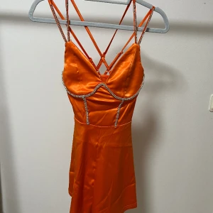 Fest klänning  - Helt ny skick storlek S 