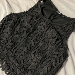 Svart spets top - Svart spets top från bikbok öppen i ryggen🫶🏻helt nytt skick