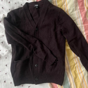Brun stickad kofta - Så himla fin, använd Max 10 gånger. Twitter tight! Frakt ingår ej🌻