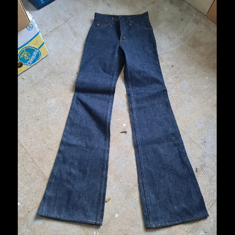 Autentiska 70tals deadstock bellbottom jeans från levis, jag köpte dom oanvända och jag har enbart använt dom 1 gång Mått:  Midja när den ligger platt 33 cm Innerben 89 cm Från midjan ner till grenen 26 cm. Jeans & Byxor.