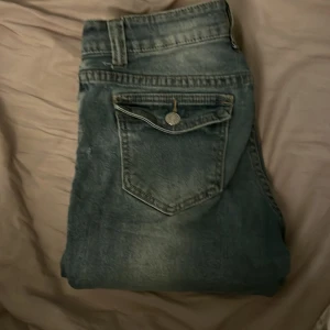 Jeans med knapp på fickan🩷 - Sitter bra, dom är korta i storleken 
