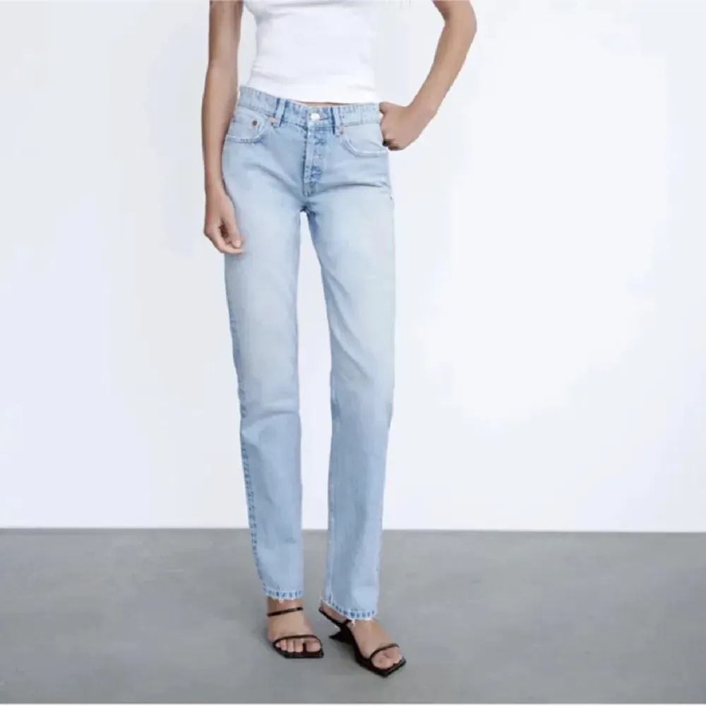 Säljer dessa blåa jeans från zara💕💕så himla fina men passar tyvärr inte mig. Jeans & Byxor.