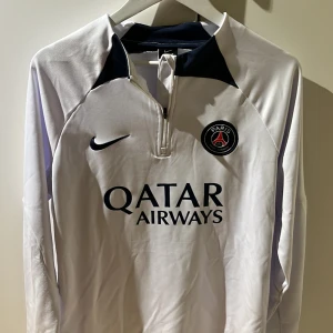 Nike PSG - Psg tränings tröja i väldigt bra skick, storlek S men passar mig som är 183