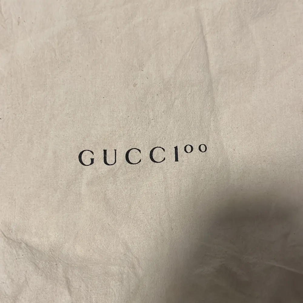 Gucci tygpåse, fick med den när jag beställde gucci keps. Lite smutsig på några ställen men det går att tvätta bort.. Accessoarer.