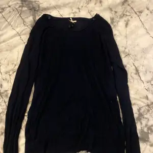 jätte jätte mysig långärmad tröja med lite urringat storlek M/L ser ut som svart men är mer mörk mörk blå. !tryck inte på köp nu, tar bara swish! 