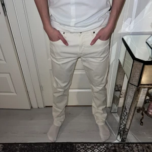 Lee byxor beige/vit - Säljer ett par fina lee byxor i cremebeige, använd några gånger med lite smuts vid bak fickorna inget som syns mycket men går bort i tvätten. Köptes för 900kr mitt pris 600 kan diskuteras vid snabb affär. Vid frågor hör av er!