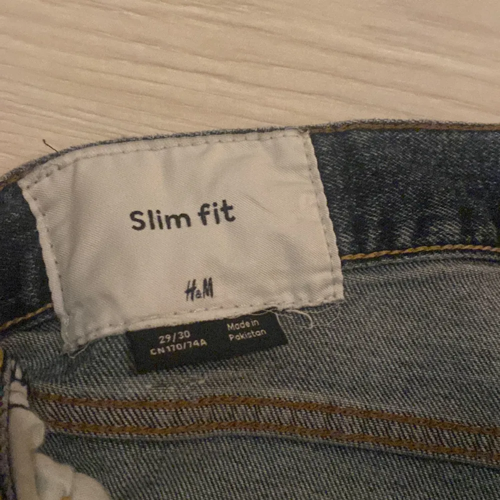 Ny skick men ytterst litet hål i baken. Storlek 29/30 slim fit . Jeans & Byxor.