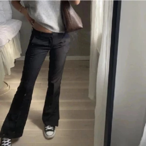 Bikbok lågmidjade kostymbyxor  - Världens finaste lågmidjade kostymbyxor från bikbok som är slutsålda!! 💞💞de har slits!! Passar på mig som är 165 Inte min bild!!