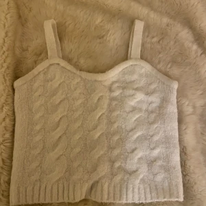 Gullig croppad stickad topp - Jättegullig stickad croppad topp från Gina Young. Använd många gånger men är fortfarande i bra skick. Är i strl 158/164 men funkar en Xs lika bra. Hör av dig om du har några frågor💗