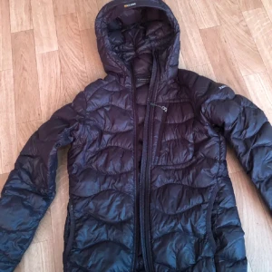 Peak performance jacka  - Säljer min peak performance jacka eftersom den är för liten och jag har ingen användning till den 