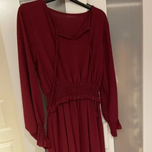 Vinröd klänning  - Ny skick från hm, skicka om de är något ni undrar ☺️