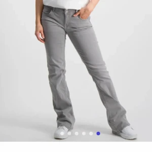 Gina jeans  - Defekt ( dm för bild på de )