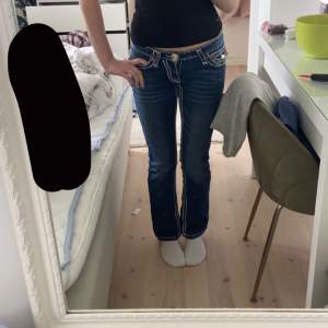Säljer mina true religion jeans då dom börjar bli för små. Passar mig som är 160 i längden. Dom är i pep boot modell i benen.❤️