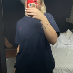 Ralph Lauren Tshirt - En mörkblå Ralph Lauren Tshirt, jättefint skick i storlek M. Köparen står för frakt