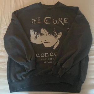 The Cure Sweatshirt  - Tjocktröja med The Cure-Tryck i bra skick.