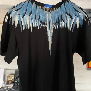 MARCELO BURLON T-shirt - MARCELO BURLON T-shirt- strl M Helt nyskick, säljer pga ångrade mig. Kontakta för mer bilder! 