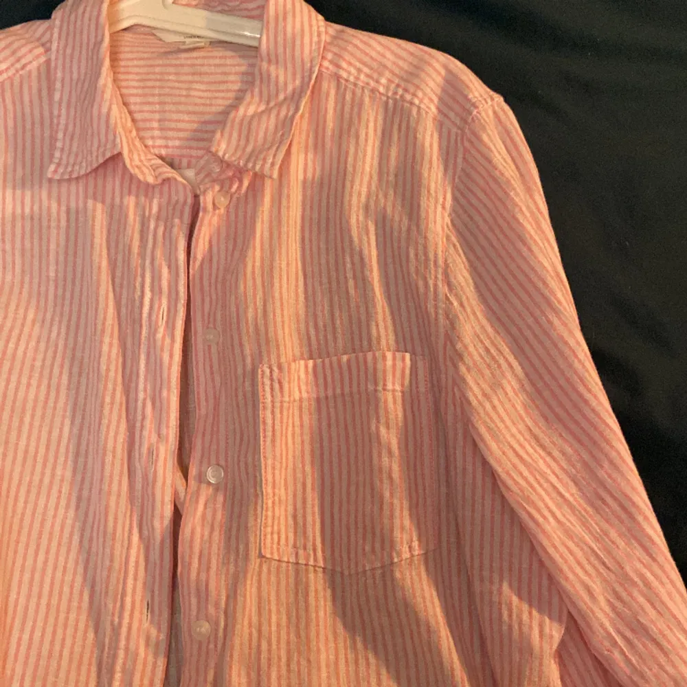 En rosa vit randig linneskjorta från H&M i storlek Xs men är lite större i storleken så passar även S. Super fin kvalite och är som ny. Köparen står för frakt.. Skjortor.