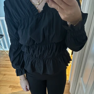 Svart blus  - Snygg blus 