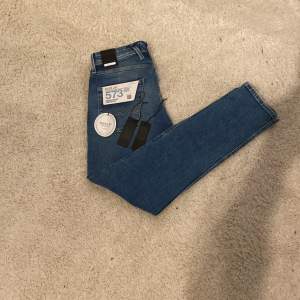 Hej säljer nu mina helt nya anbass replay jeans med slitningar, endast testade säljer då de var för stora för mig. [Skick: 10/10] [Nypris:1800:-] [Mitt pris: 900]   Hör av er vid frågor och funderingar, priset är inte hugget i sten. 