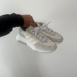 Adidas Retropy strl 38 - Använd 2 gånger, väldigt bra skick. Denna är helt slutsåld och finns inte att köpa längre. Storlek 38