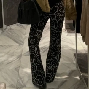 INTRESSEKOLL ( !!❤️lågmidjade bootcut byxor❤️!! - Så snygga lågmidjade bootcut byxor! Har väldigt mkt stretch skulle skulle passa någon som är xs-M och byxorna är väldigt långa! På bilderna har jag 10 cm klackar om är 162! Passar alltså någon runt 170+ eller en kortare tjej som gillar att ha klack!❤️