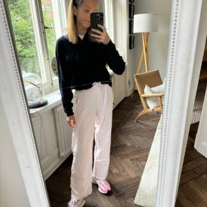 Linnebyxor från Gina - rosa/vit randiga linne-byxor från Gina Tricot. Det är storlek 146-152 i young men så här ser de ut på mig som är 160. Skulle säga att de är mer som storlek 32/34 vuxen.