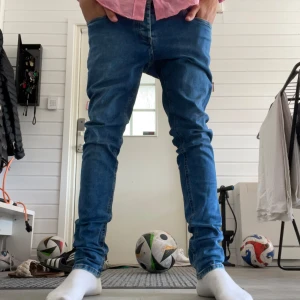 Givenchy jeans - Säljer dessa feta gicenchy jeans! Qr kod finns och den funkar så antar att dom är äkta. Köpta på plick. Nypris ungefär 5000. Modellen är 174 cm lång. Dom är slim fit.