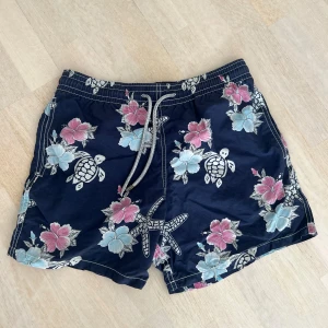 Vilebrequin badbyxor - Säljer dessa as fräcka badbyxor från vilebrequin! Storlek: M! De är köpta på United Fashion! Nypris: 3800kr  