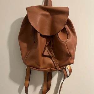 Ryggsäck mini - Mini ryggsäck från Asos, lite flimsigt material men funkar utmärkt, bara använd ett fåtal gånger. 