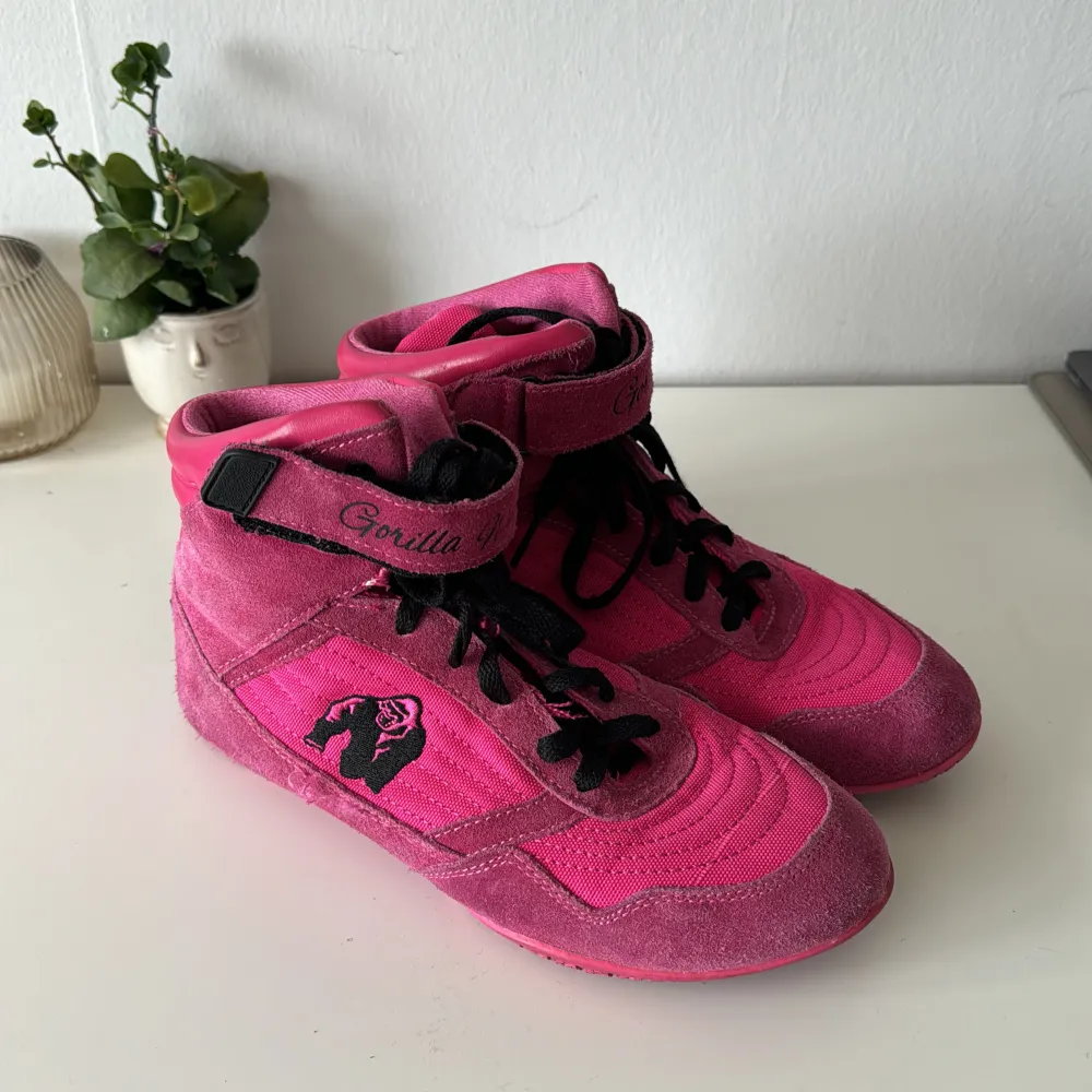 Rosa Gorilla Wear tyngdlyftar/träningsskor. Köpta på MMsports butik.  Strl 38 men passar också för 37 🎀 Köpare står för leverans 📦  Pris går att diskuteras!. Skor.