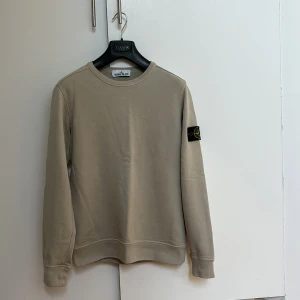Stone Island tröja - En fräsch Stone Island tröja i färgen pistachio i st S för endast 1299kr!  Nypris: 2999kr