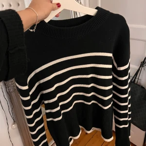 Stickad tröja - Superfin randig tröja med slittar i sidorna från ginatricot. Använd fåtal gånger men inget man ser på något sätt. Str xs🥰 säljs inte längre!