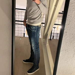 Replay jeans - Säljer dessa replay anbass jeans. Slim med stretch matrial. Köpta för 1800kr! Skick 9/10. Inga defekter eller liknande!