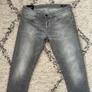 Dondup George  - Gråa dondup George i färgen grå, skicket är 9/10. 