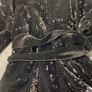 Fest klänning - En jätte elegant svart fest klänning som glittrar och den är i storlek 36 men den passar perfekt för dig som har storlek (38, 40) eftersom bältet gör sitt jobb på hur den ska se ut beroende på vad du har för storlek. Köpte den för över 1200kr nytt