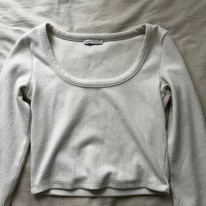 Tröja - Säljer denna vita ribbade tröja från Bershka då den aldrig kommer till användning, är i fint skick🤍