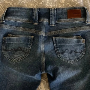 Pepe Jeans - INTRESSEKOLL på dessa jätte snygga pepe jeans. Säljer då dom nästan aldrig kommer till användning. Endast använda några få gånger, nästan som nya.
