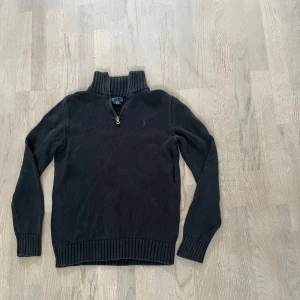 Polo Ralph Lauren half zip - Hej! Jag säljer min fina half zip från polo Ralph Lauren. Tröjan är i Storlek S. Tröjan har en liten skada vid vänster axel men inget som man lägger märke till. 