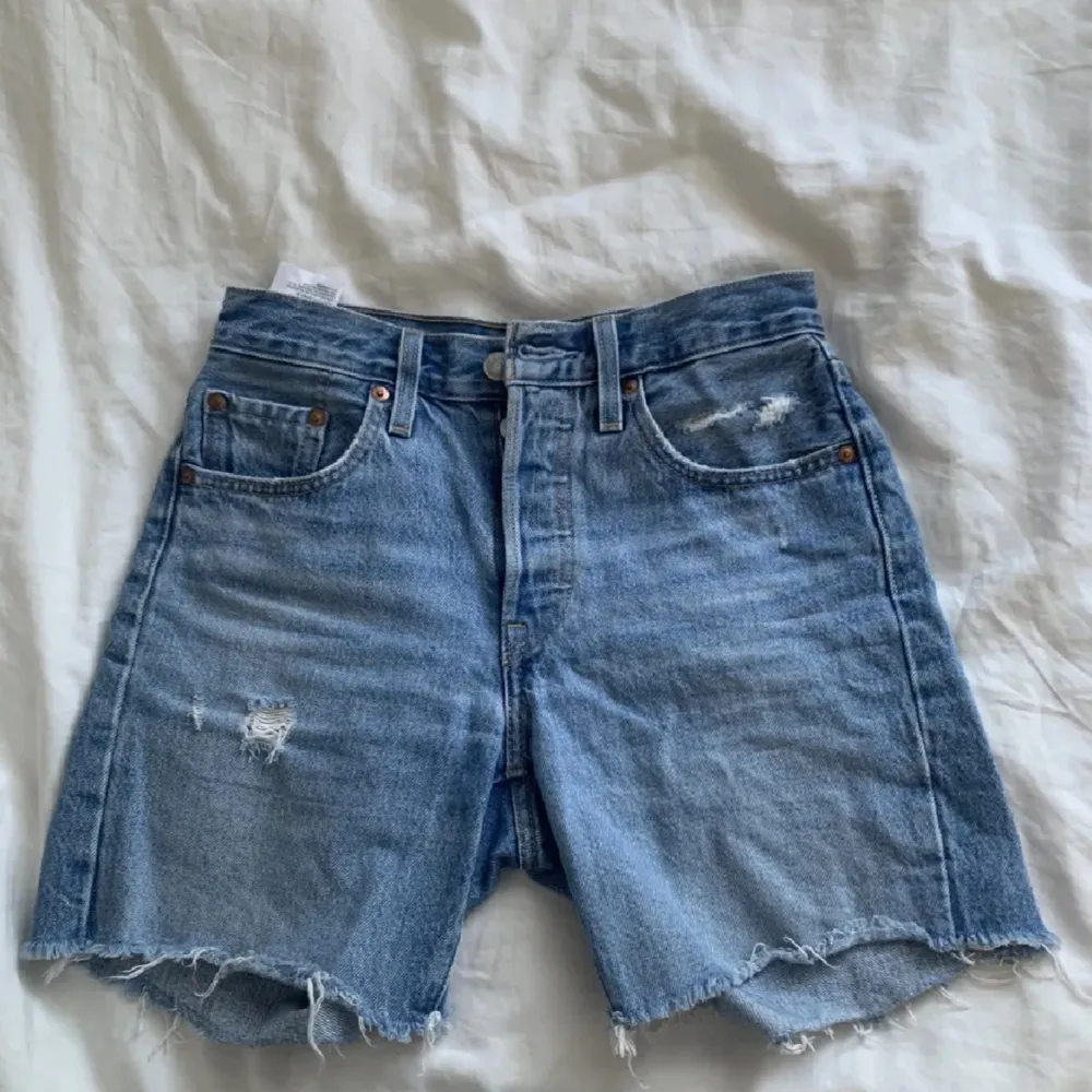 Jätte snygga o fina vintage Levi’s denimshorts som passar jättebra om man vill ha lite längre shorts! De passar både XS och S!🥰⚡️🐆. Shorts.