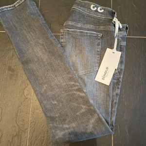 Dondup Jeans - Tjena! Säljer ett par helt nya gråa/mörkgråa dondup jeans i storlek 33. Modellen heter Konor och är slim fit. Kom gärna med frågor och förslag 🤩🚀