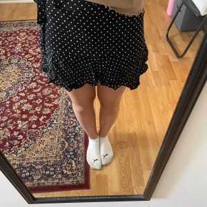 Prickig kjol - Jättefin kjol från zara i storlek M. Vill man ha den mer low-waist rekommenderar jag den för en s eller xs. Kjolen har shorts i sig vilket är praktiskt och den var ett knyte på sidan.💕