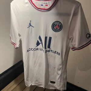 Psg borta matchtröja 2021-2022 - En snygg psg borta matchtröja från 2021 - 2022 med samarbete med Jordan! Köpte från  unisporte och har nummer 30 med Messi på ryggen!