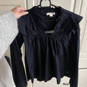 Blus - Blus från Gina. Använd en gång, jättefint skick. Storlek 170, passar mig som vanligtvis har s/xs.🩷