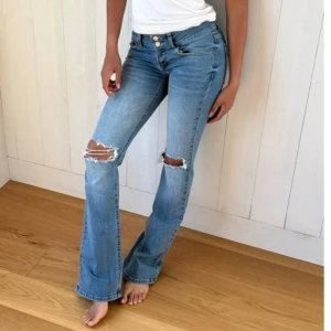 Nelly bootcut low-waist - Lågmidjade jeans i bottcut från Nelly. Väldigt stretchiga och använda bara 1 gång. Strl 40