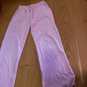  Två par byxor, från juicy couture och lager 157. -  Ok skick, Lager 157 och juicy couture. 10-11Y (140) BLÅ OCH RÅSA