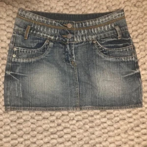 Mini jeans kjol  - Dragkedjan är bytt (kolla sista bilen) men fungerar helt som de ska och inget som ser konstigt ut 