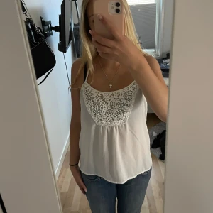 Söt vit topp - Köpt second hand så vet inte märke elr storlek men passar ungefär som en s/m💕💕